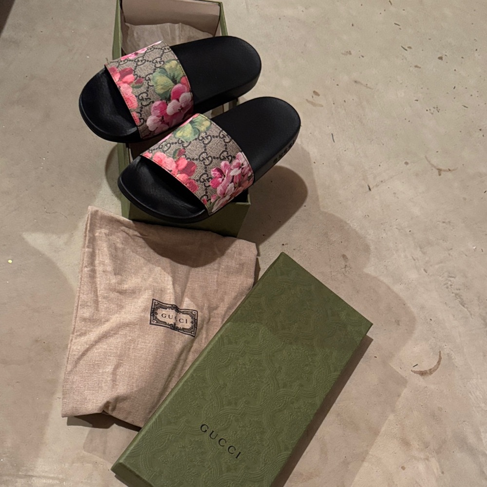 Gucci Black and Pink Floral Sandals - Picture 2 of 7